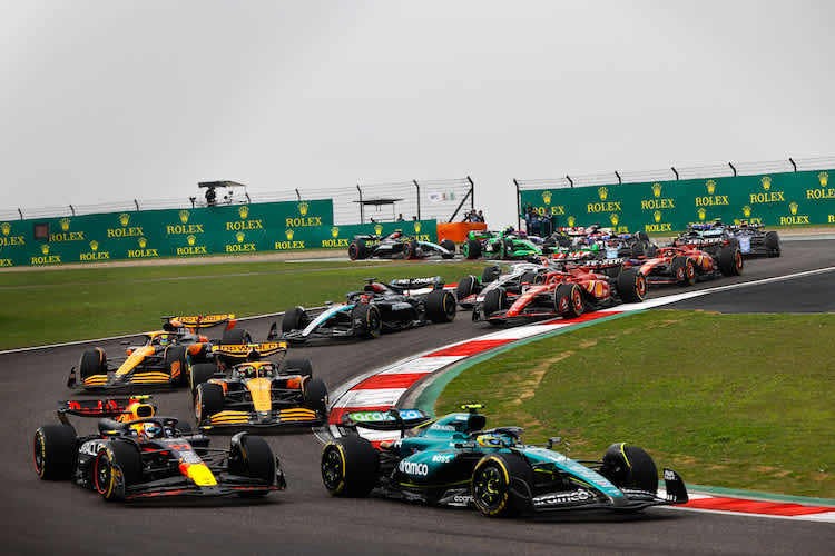 Sergio Pérez gegen Fernando Alonso, Max Verstappen hat sich an der Spitze schon verabschiedet