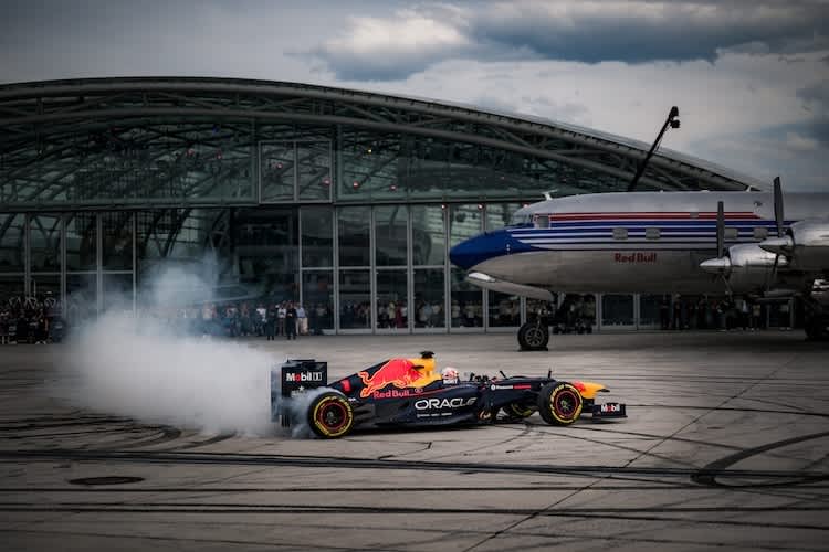 Max Verstappen vor dem Hangar-7