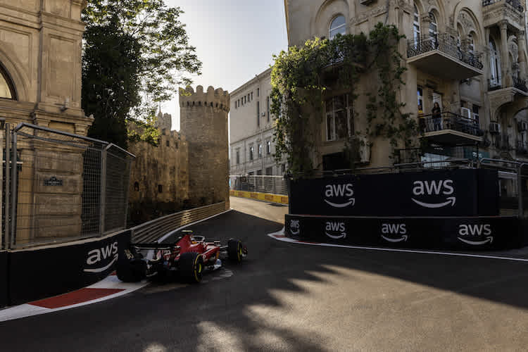Carlos Sainz 2023 am Eingang zur Altstadt-Passage