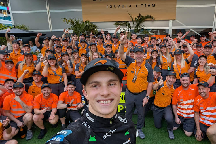 Oscar Piastri: Selfie mit seiner McLaren-Mannschaft