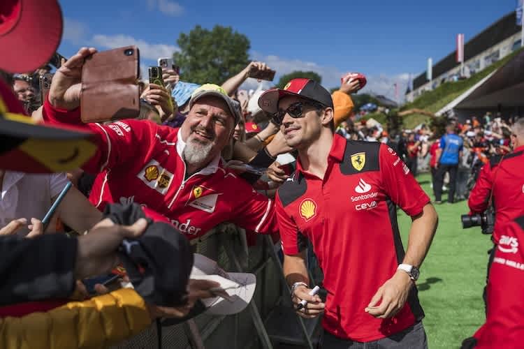 Charles Leclerc auf dem grünen Teppich