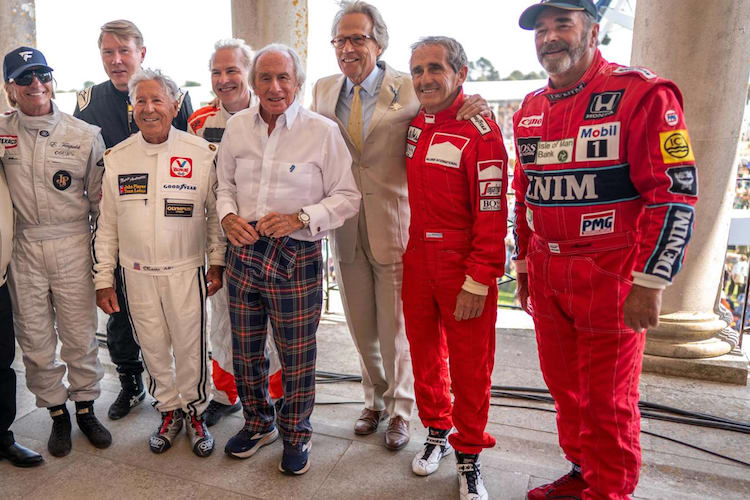 Nigel Mansell (ganz rechts) zusammen mit seinen Weltmeister-Kollegen Emerson Fittipaldi, Mika Häkkinen, Mario Andretti, Jacques Villeneuve, Jackie Stewart und Alain Prost (von links).