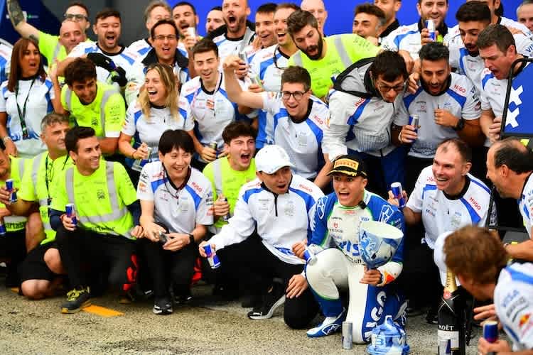 Isack Hadjar in Zandvoort mit der neuerdings zweiteiligen Trophäe
