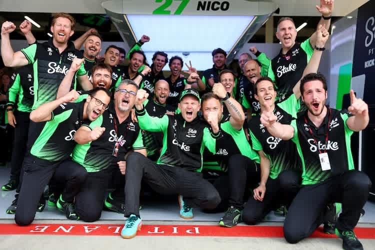 Die Sauber-Mannschaft feiert in England mit Nico Hülkenberg