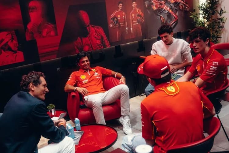 Ferrari-Präsident John Elkann (links) mit Carlos Sainz, Charles Leclerc und Oliver Bearman