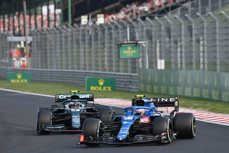 Esteban Ocon vor Sebastian Vettel in Ungarn 2021