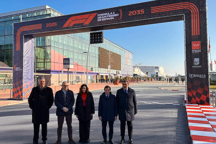 Formel-1-CEO Stefano Domenicali (Zweiter von links) in Madrid