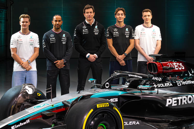Die Mercedes-Reservisten Mick Schumacher (links) und Frederik Vesti (rechts) mit Lewis Hamilton, Toto Wolff und George Russell