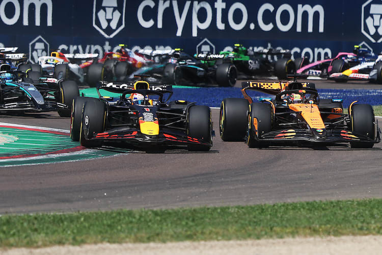 Max Verstappen gegen Oscar Piastri in Imola, links George Russell