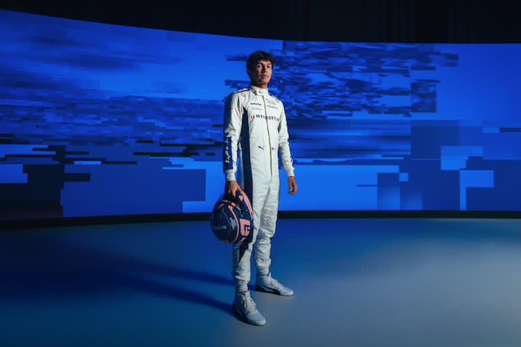 Alex Albon mit seinem Helm für die GP-Saison 2024