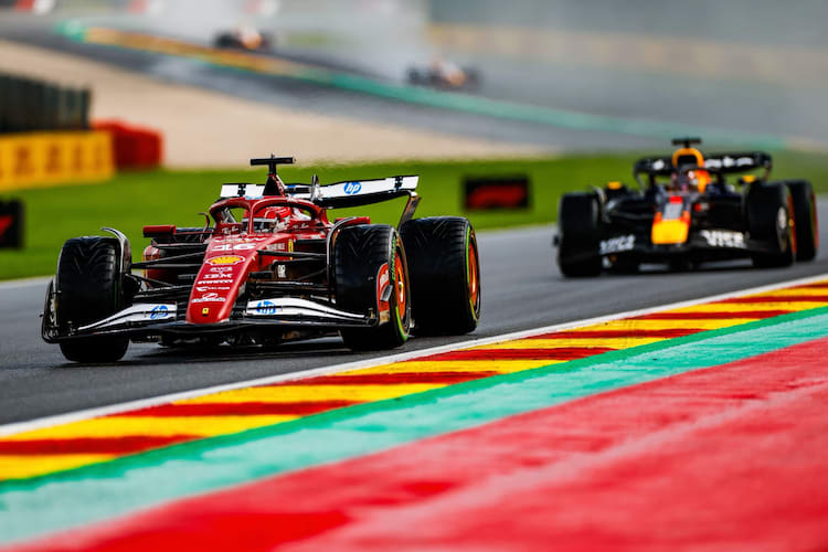 Charles Leclerc vor Max Verstappen