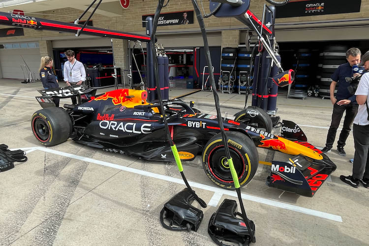Mit diesem verbesserten Red Bull Racing-Rennwagen geht Max Verstappen ins Training
