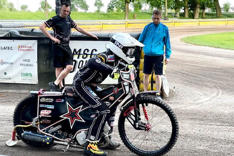 Jörg Tebbe (r.) auf dem Eichenring in Dohren mit Lester und Vater William Matthijssen