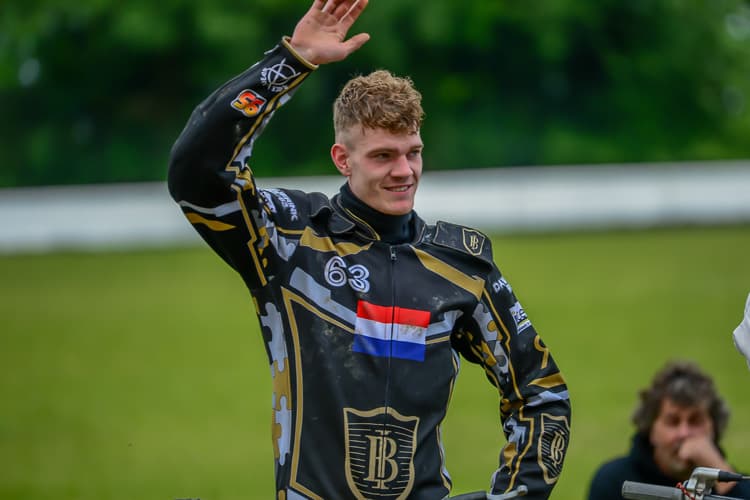 Dave Meijerink gewinnt das Rennen in Aduard