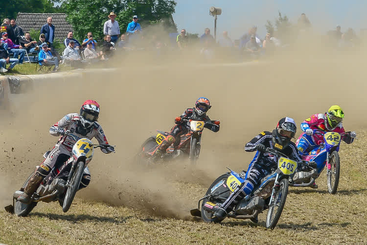 Fabian Wachs vor Andrew Appleton, Stephan Katt und Henry van der Steen in Osnabrück