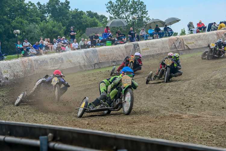 San Millan/Zapf (Helmfarbe blau) gewannen in Osnabrück vor Brandhofer/Herrmann (rot)