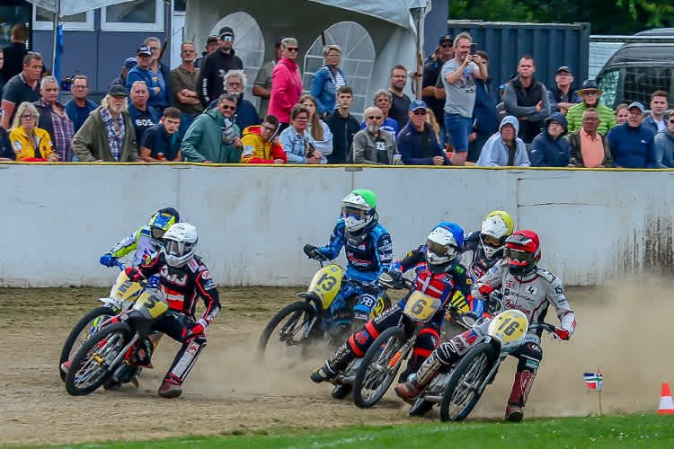 Erste Kurve im Grasbahn EM-Finale 2025 in Eenrum mit Sieger Kenneth Kruse Hansen (5)