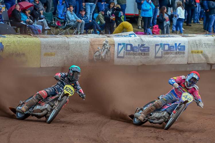 Lukas Fienhage (l.) beim Langbahn-GP in Scheeßel im Zweikampf mit Stephan Katt