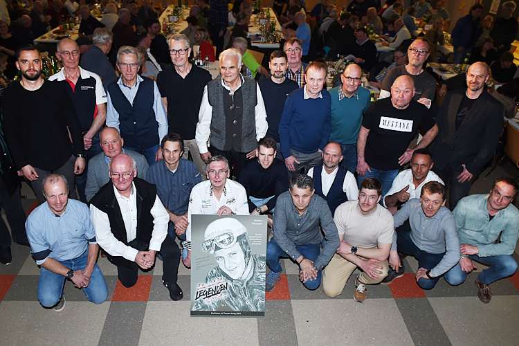 Der Autor (vorne 3. von links) im Kreise der in seinem Buch portraitierten Motorradrennfahrer