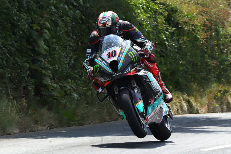 Peter Hickman wird bei der Tourist Trophy wieder mit der Nummer 10 die Rennen der Premiumklassen in Angriff nehmen