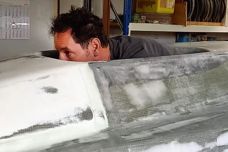 Die neue Verkleidung wird bei Markus Schlosser schon einmal angepasst