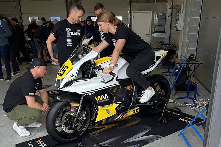 Erste Sitzprobe von Lena Kemmer auf der WM-Maschin