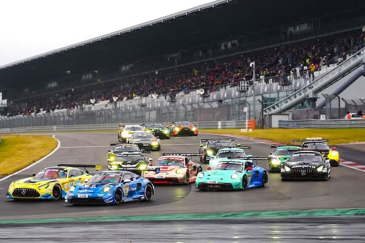 Das 24h-Rennen auf dem Nürburgring startet mit einem großen Feld 2025