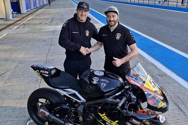 Brian McCormack begrüßt David Datzer in seinem Team