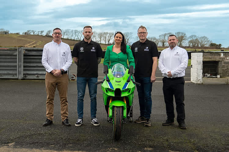 Julian Trummer (2. v.l.) mit seinem Teamboss Dwayne McCracken (2. v.r.) sowie Vertretern des Hauptsponsors Legacy Resources