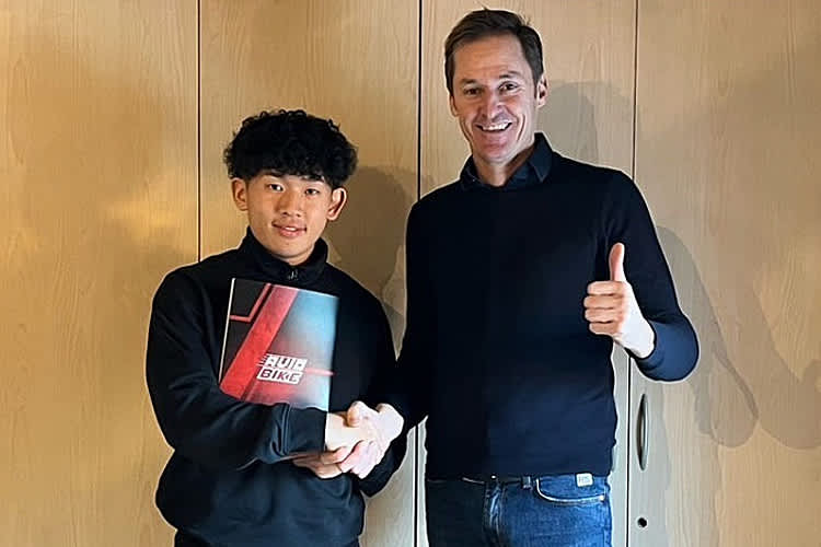 Aviobike-Teamchef Giovanni Baggi (re.) begrüßt Akito Haga in seiner Mannschaft