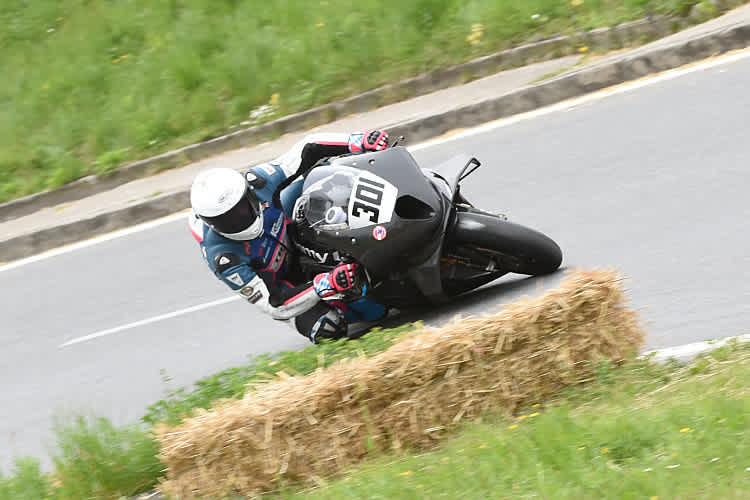 David Datzer zirkelt bei seiner Rekordfahrt haarscharf am Stroballen vorbei