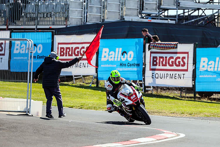Dreimal musste das Training mit der roten Flagge gestoppt werden
