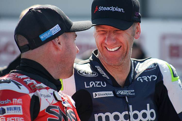 Dieses Jahr hatte Ian Hutchinson (re.) wieder Grund zum Lachen