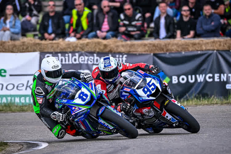 Derek McGee (8) drängt sich an Jorn Hamberg (95) vorbei