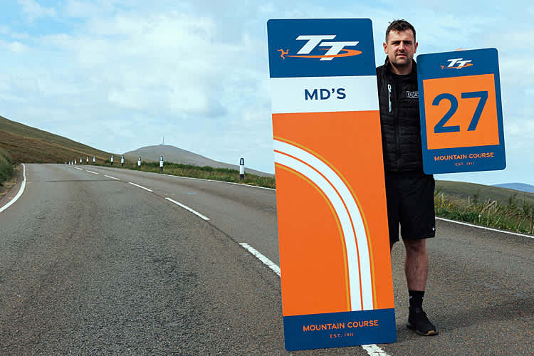 Michael Dunlop mit dem Schild «seiner» Kurve