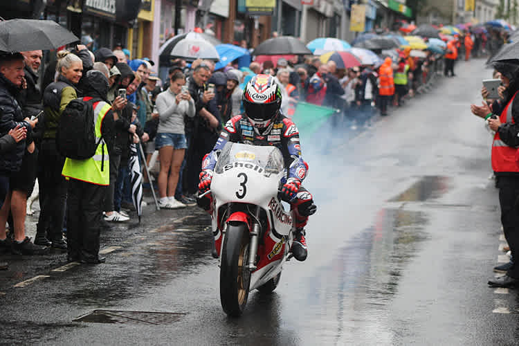 Jonathan Rea bahnt sich einen Weg durch das dichtgedrängte Spalier