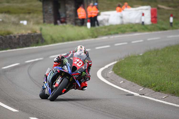 Peter Hickman auf seiner Superstock-BMW