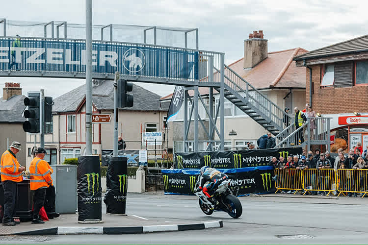 Schon das Training lockte viele Zuschauer an