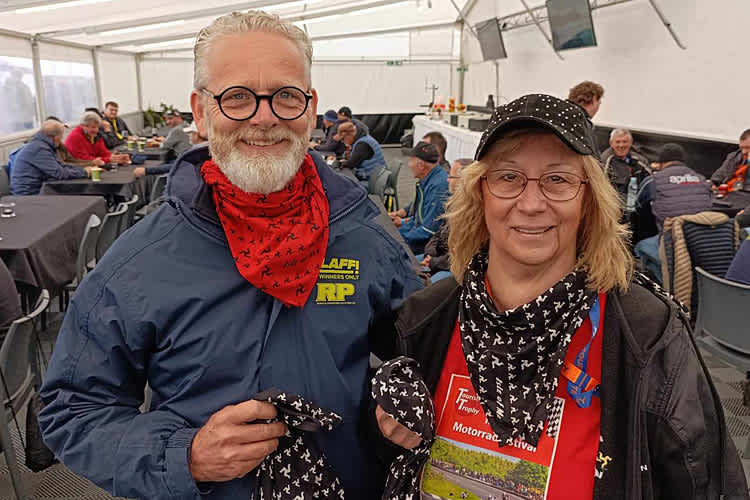 Maria Keck neben dem Seitenwagen-Weltmeister und dreifachen TT-Sieger Klaus Klaffenböck, der sich auch in den Dienst der Sache stellt