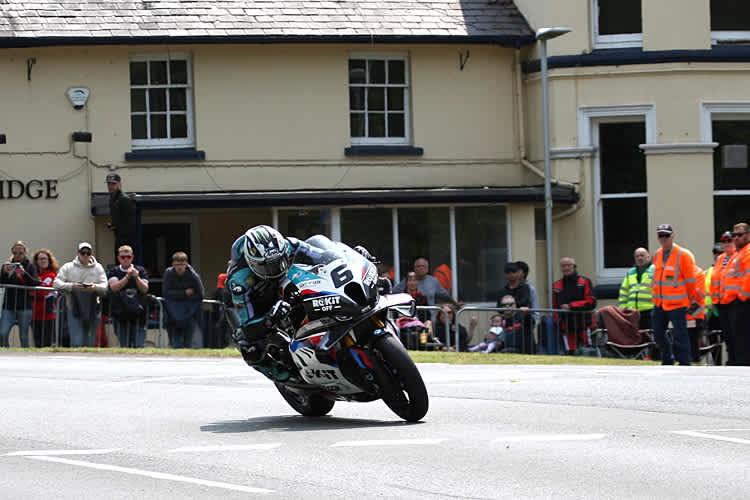 Michael Dunlop brachte sich mit Bestzeit in Stellung für das Superbike-Rennen