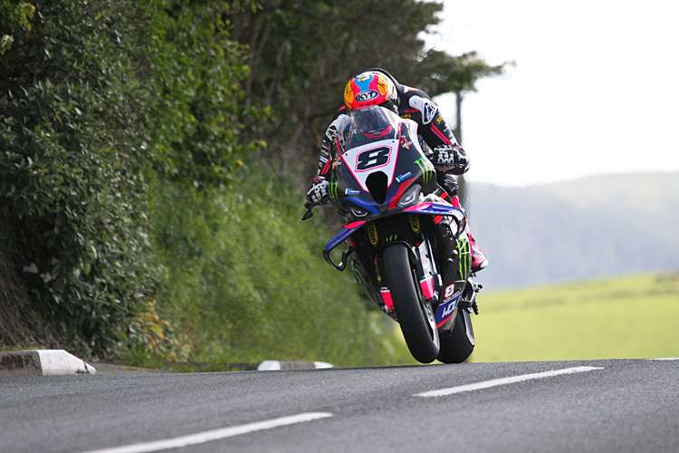 Davey Todd holt sich den Sieg im Superbike-Rennen