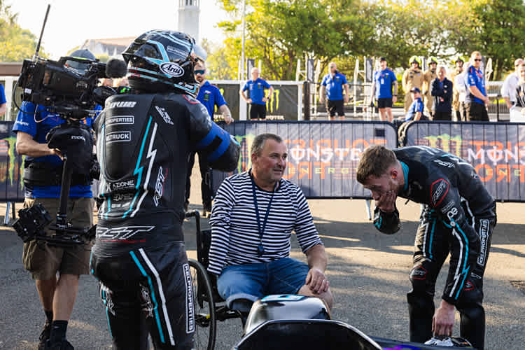 TT2024: Ein stolzer Nick Crowe freut sich im Rollstuhl über den Premierensieg seiner Söhne