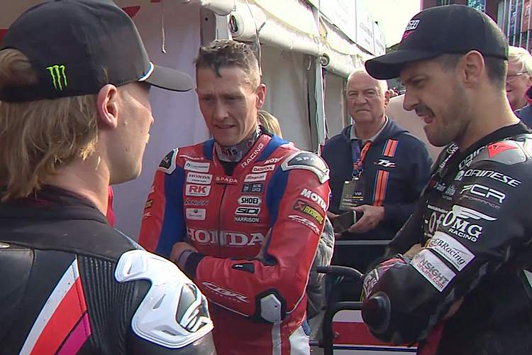 Davey Todd, Dean Harrison und James Hillier (vlnr.) tauschen ihre Erfahrungen der Inspektionsrunde aus