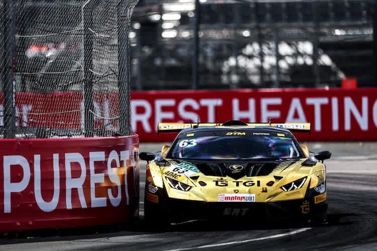 Jordan Pepper rast auf Platz 1