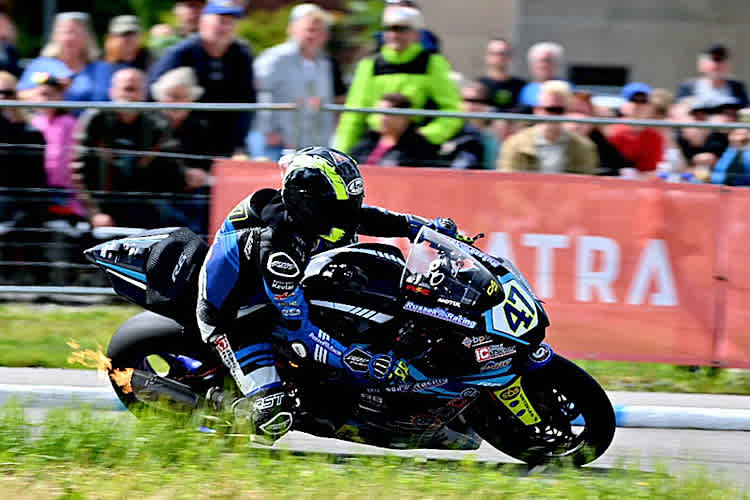 Der Sieg im zweiten Rennen der IRRC Supersport geht an Richard Cooper
