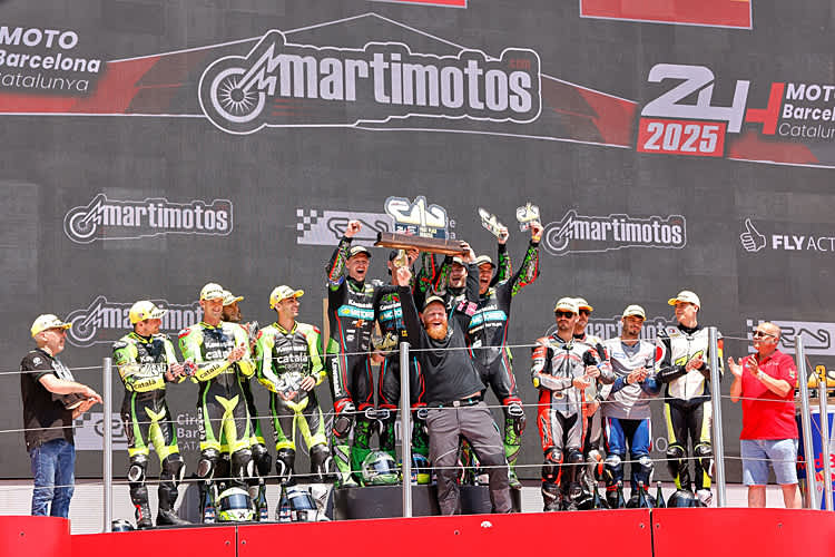 Kevin Bolliger (im Vordergrund) jubelt mit seinen Fahrern nach dem Sieg in Barcelona