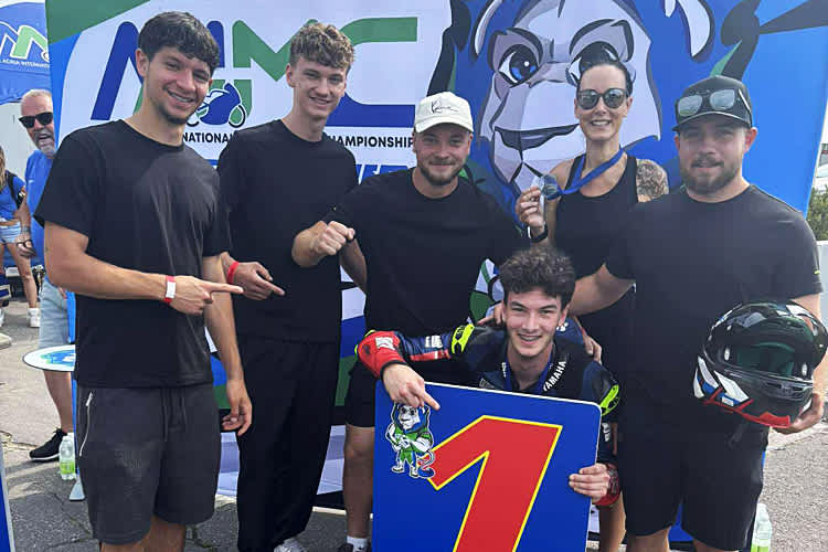 Benjamin Baumgartner im Kreis seiner Fans