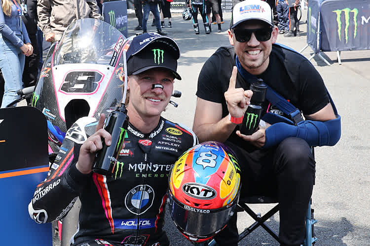 Peter Hickman (re.) neben seinem Teamkollegen Davey Todd