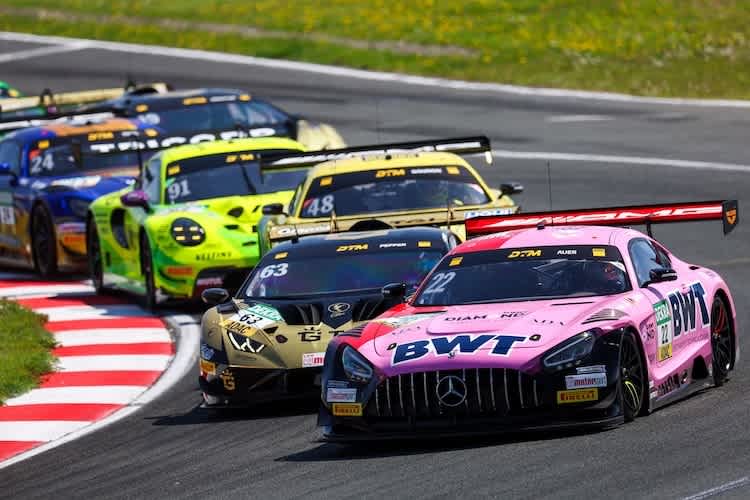 Hinter Tabellenführer Lucas Auer geht es eng zu