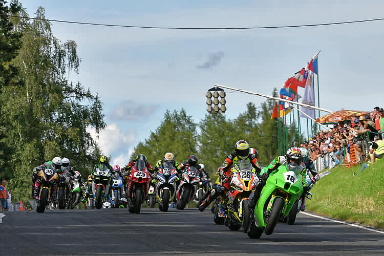 Die Superbike-Klasse ist der Höhepunkt bei jeder Veranstaltung der IRRC